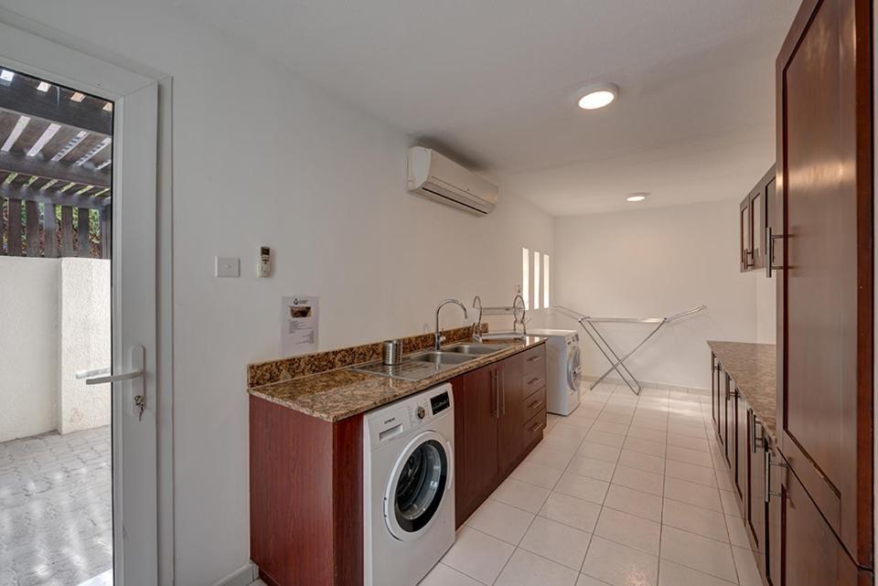 J5 Four Bedroom Villa Holiday Home In Al Wasl For Families Only 두바이 외부 사진