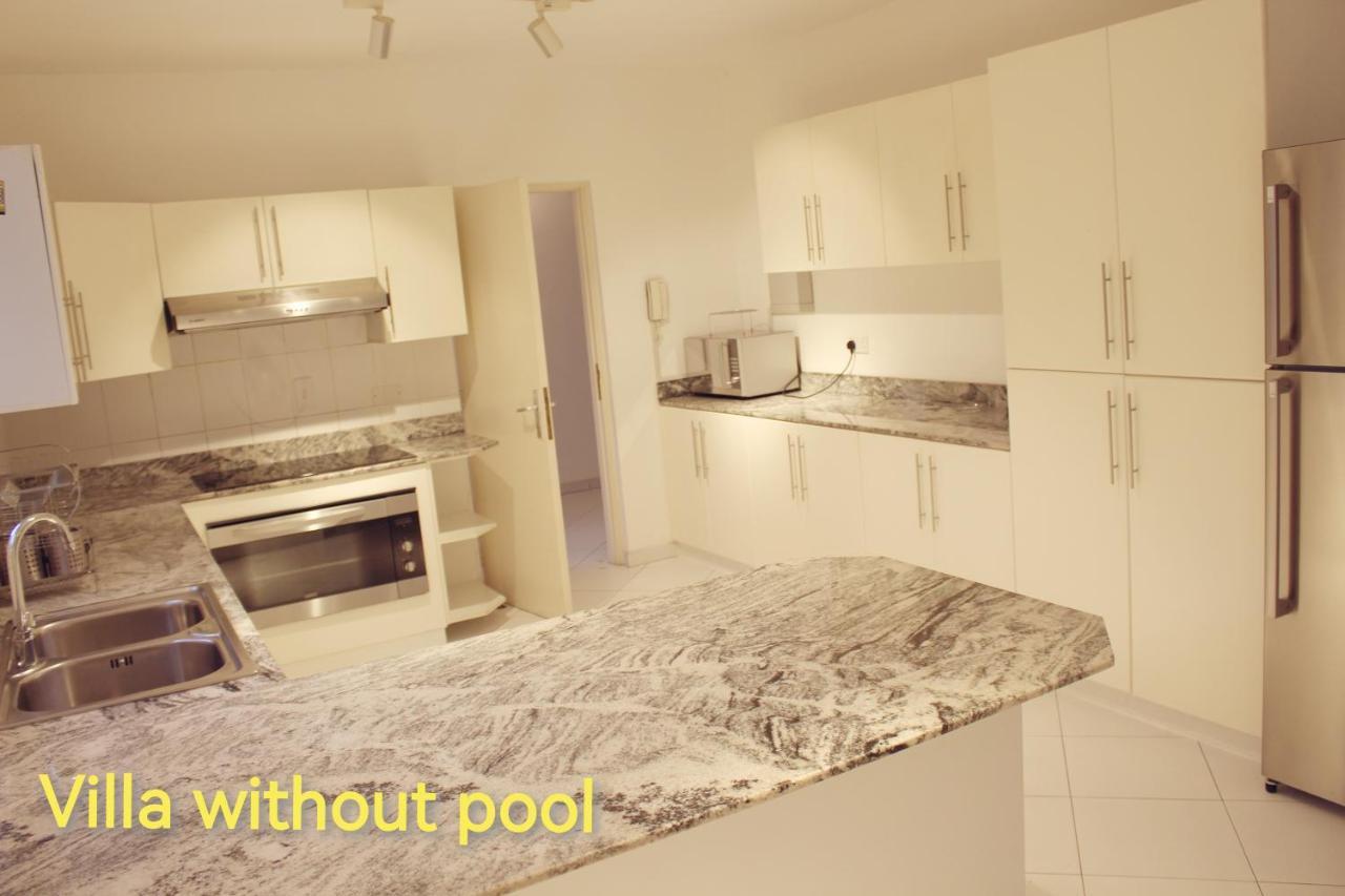 J5 Four Bedroom Villa Holiday Home In Al Wasl For Families Only 두바이 외부 사진
